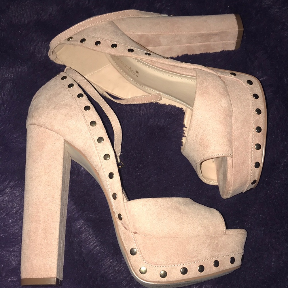 Block heel pumps